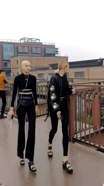 时尚光头姐也背景